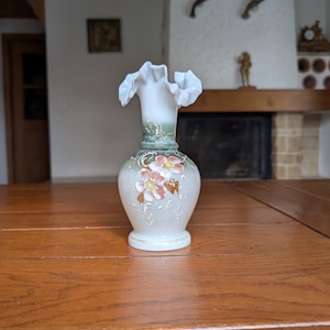 Vintage handgeschilderde melkglazen vaas met gegolfde bovenkant en romantisch interieur met bloemenreliëf