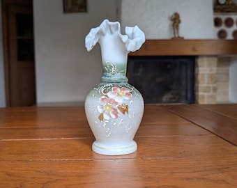 Vaso vintage in vetro lattiginoso, rilievo floreale dipinto a mano, parte superiore arricciata