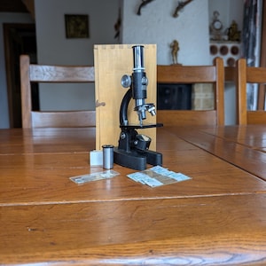 HOC Germany Vintage Black Metal Mikroskop 6x/15x mit Holzgehäuse und Glasobjektträgern für Wissenschaftssammler