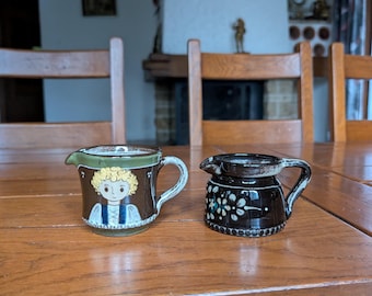 Brocca per il latte in ceramica Kohler Biel Swiss Folk: brocca da portata marrone rustico