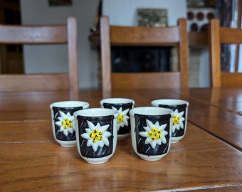 Juego de hueveras de cerámica suiza vintage - Motivo de flor de edelweiss - Decoración de Pascua