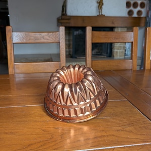 Sigg vintage copper bundt cake mold 23 cm (9 inches) in diameter decorative gugelhupf mold for kitchen from Switzerland