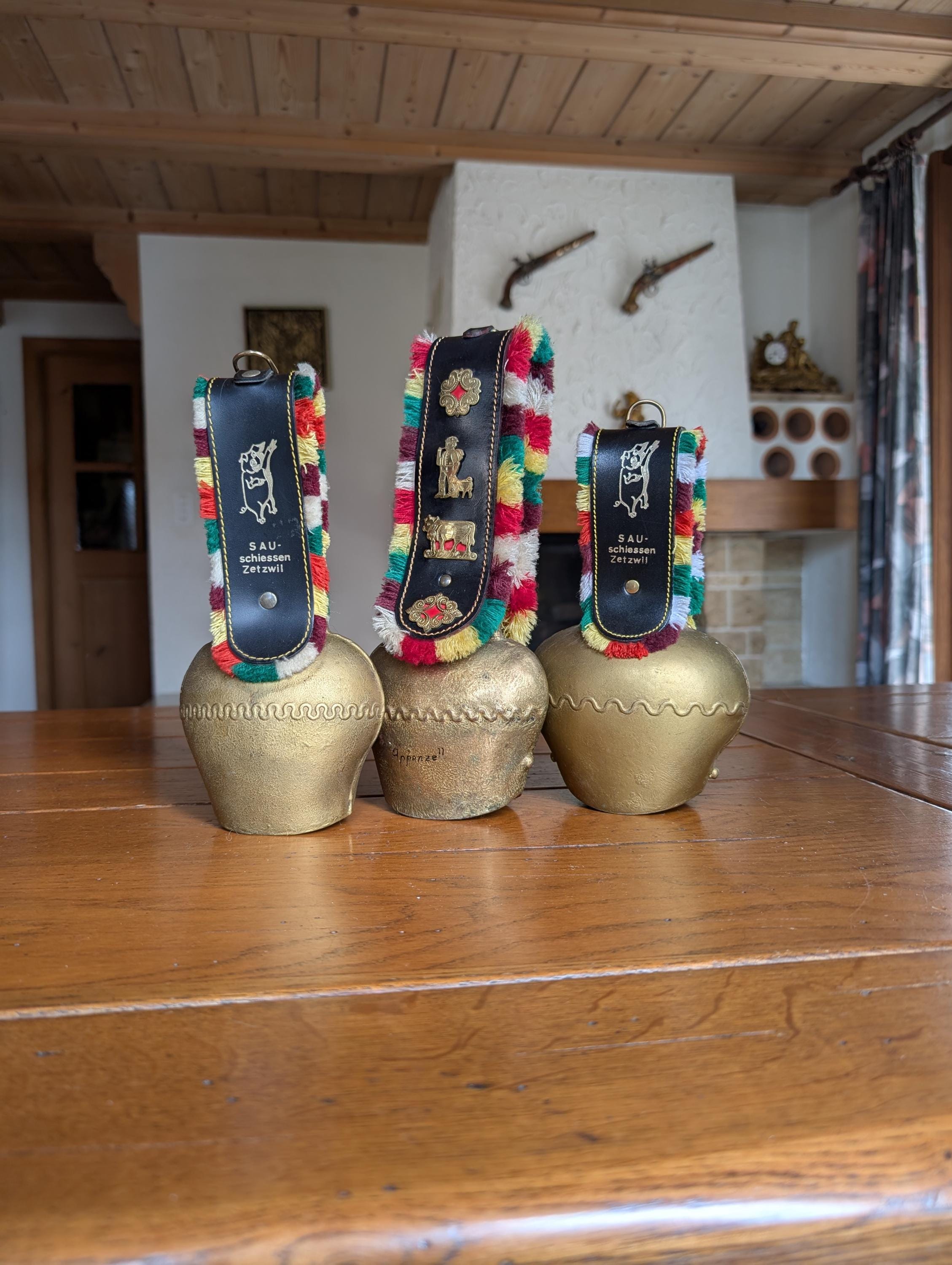 伝統的なストラップ付きヴィンテージスイスカウベル、アルプスの農家風