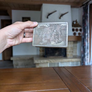 D&#39;ap Morgan Vintage französische versilberte Zigarettenschachtel mit eingravierter Pastoralszene la joie du grand-père, ausgekleidet mit Holz zur Tabakaufbewahrung