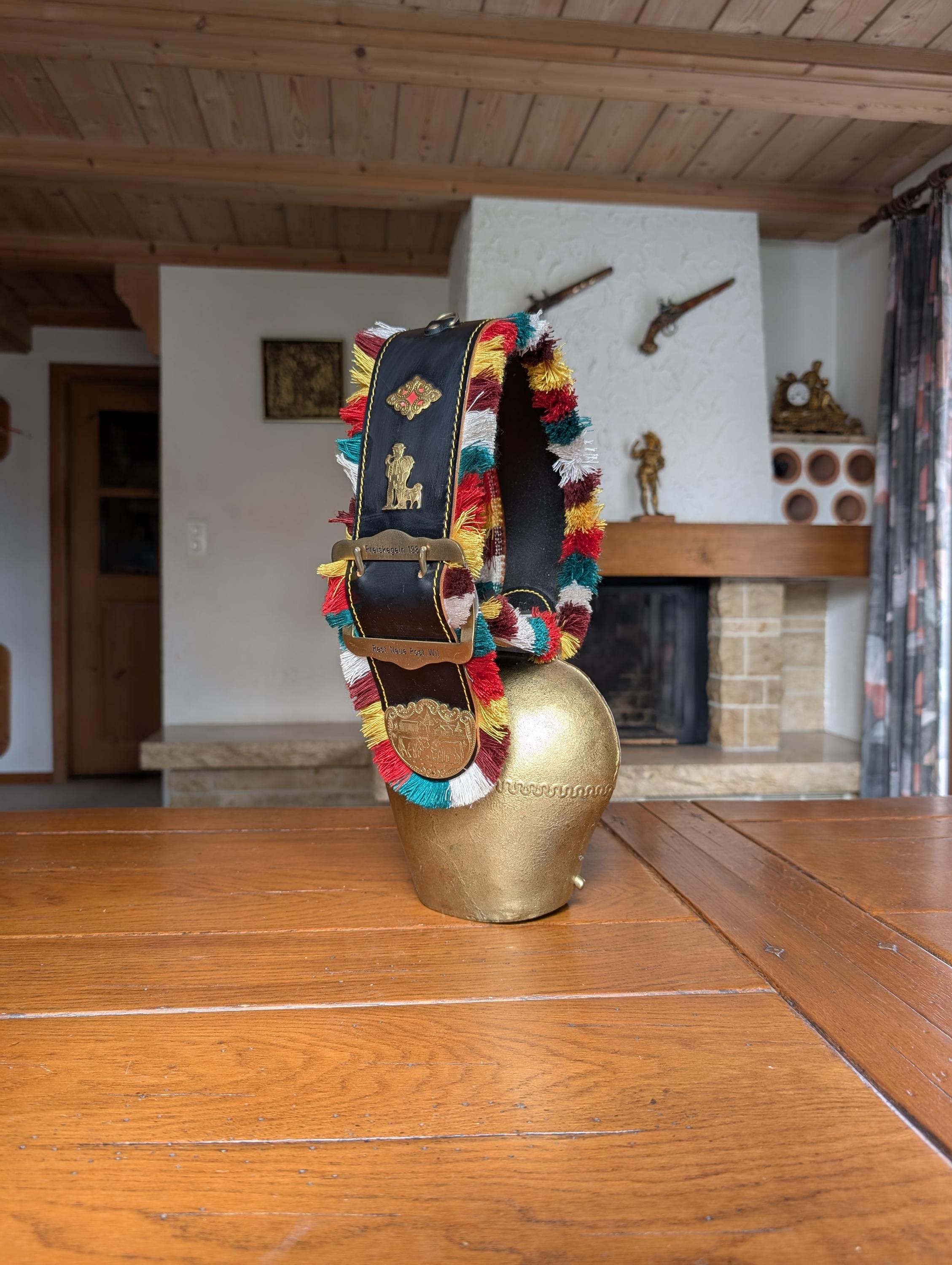 カラフルなストラップと真鍮のベルのアルプスの装飾が施された、スイス