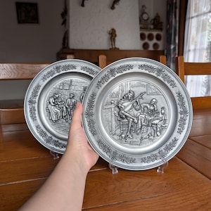 Vintage Zinn Wandteller mit Relief Szenen des Landlebens und Zierrand für rustikale Wohndekoration oder Sammler Display