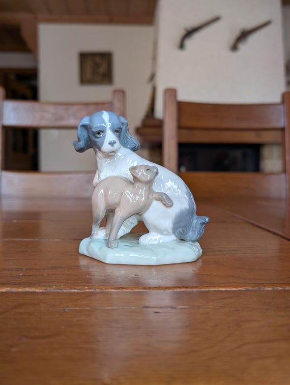 リヤドロ作「ナオ」磁器製フィギュア：猫と犬の友情、パステルカラーの 