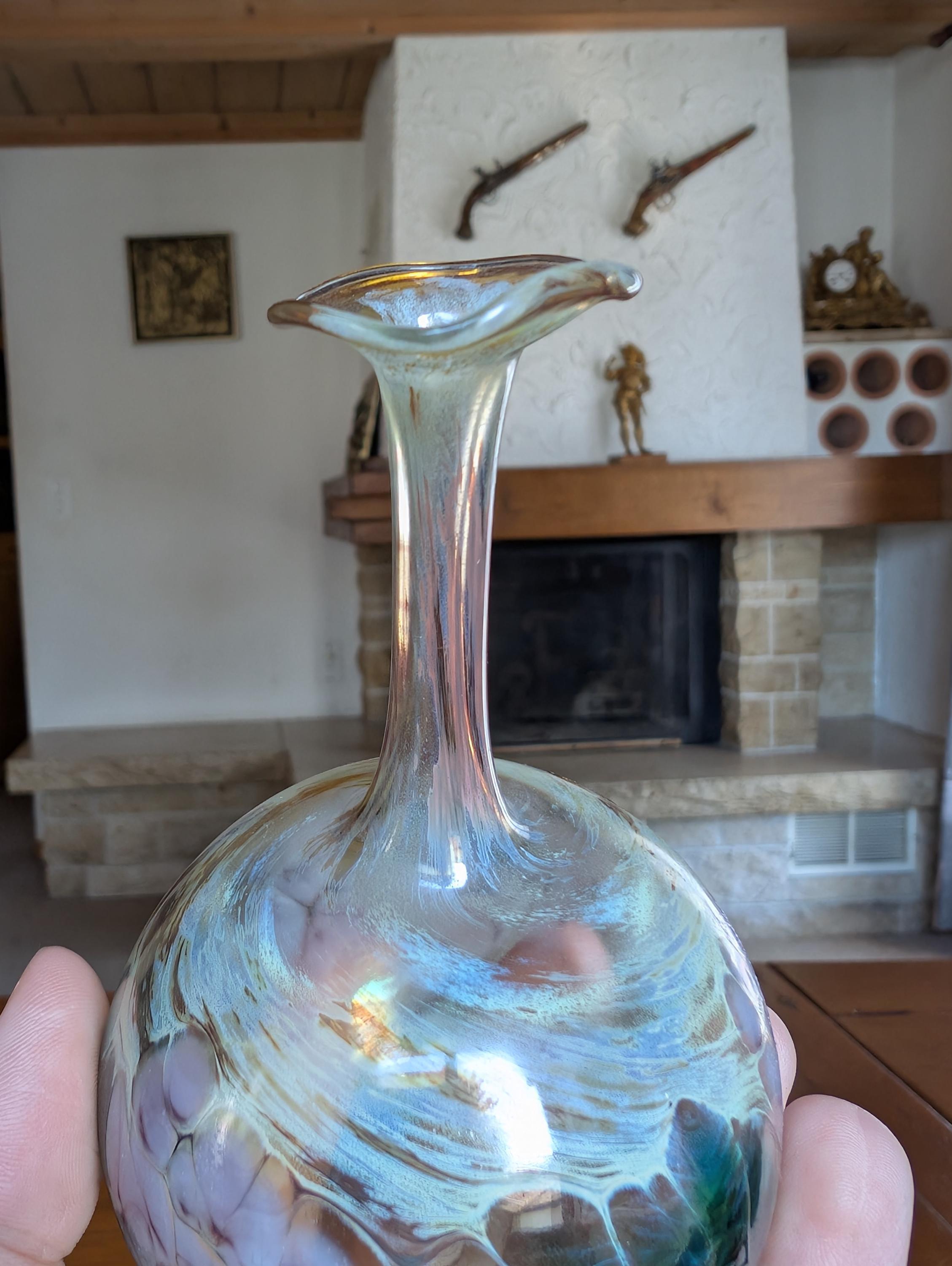 1986年ヴィンテージの虹彩色の手吹きガラス製花瓶。有機的な模様