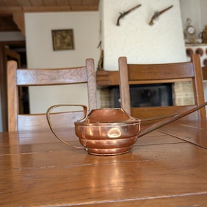 Schweizer antike Kupfergießkanne mit extra langem Auslauf handgefertigt für Sukkulenten als Geschenk für Indoor-Gartendekoration aus der Schweiz