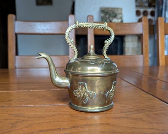 Tetera pequeña de latón vintage con asa, hecha a mano para decoración de cocina rústica.