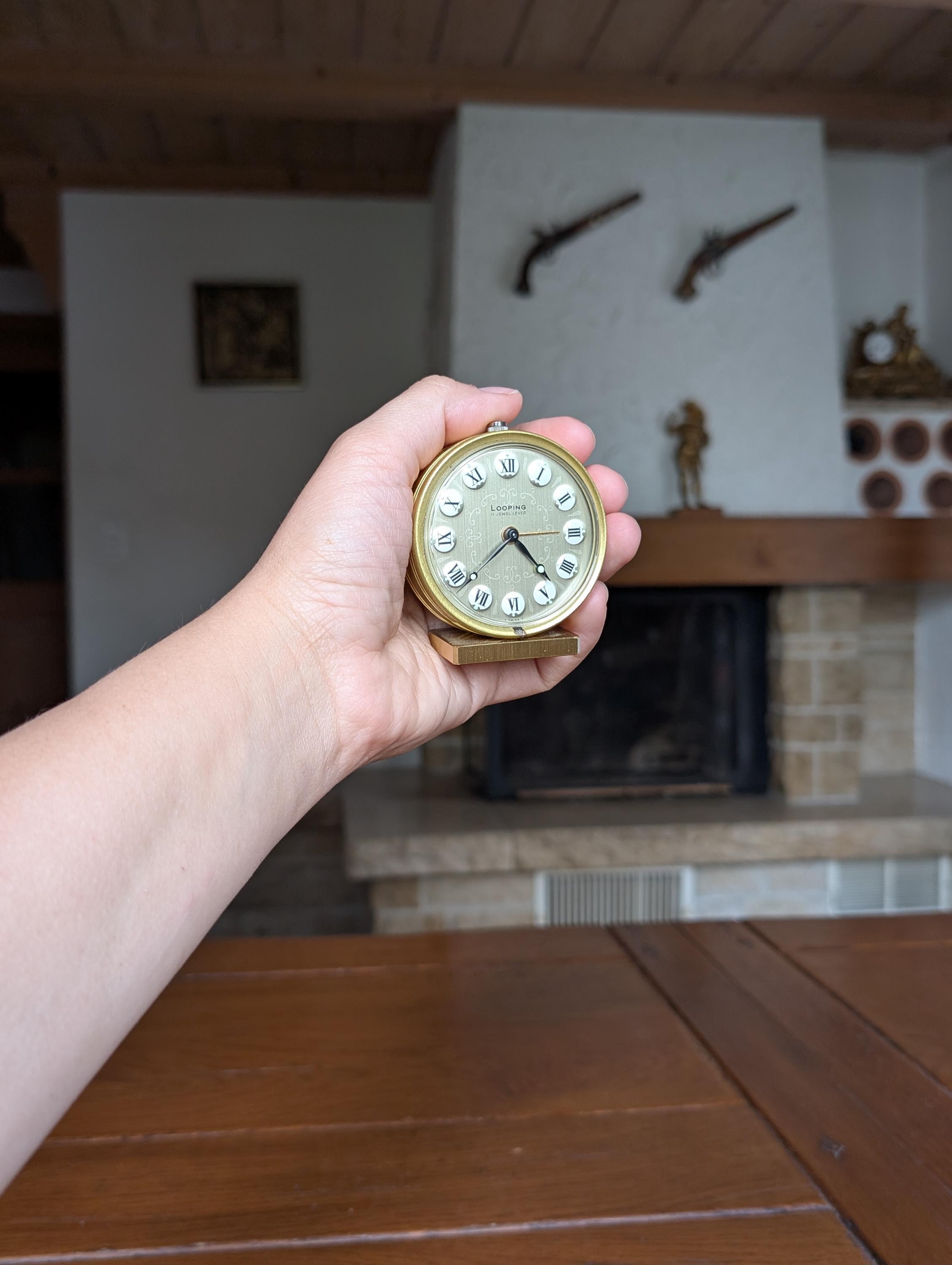 咲村宇音　　LOOPING 15石トラベルクロック　スイス製　完動品 Looping Swiss Vintage Table Alarm Clock Mid-century Red and Gold