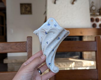 Jarrón de pared vintage Gerold Porzellan: porcelana blanca con flores azules