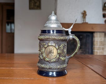 Stary niemiecki kufel do piwa: cynowe wieczko, portret wypukły, Niemcy Zachodnie
