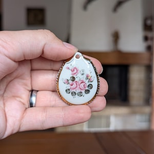 Rosenthal vintage porseleinen hanger met handgeschilderd bloemdessin voor romantische sieradenverzamelaars of een elegant cadeau