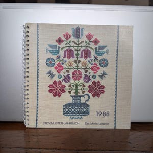 Stickmuster Jahrbuch Swiss vintage magazine 80s manual with embroidery patterns on fabric