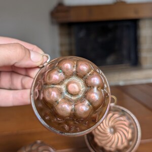 小さな銅製クーゲルホップ型セット、素朴なキッチン装飾 画像 3