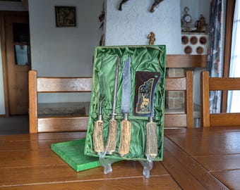 Juego de cuchillos de trinchar vintage Solingen, mangos de asta y funda decorativa.