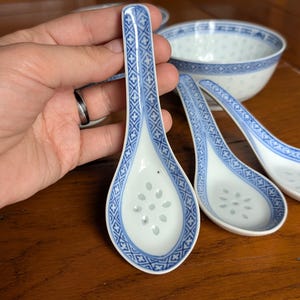 Rice grain Chinese set 3 pcs blue white soup bowls with spoons and floral pattern perforated porcelain from China for Asian table setting