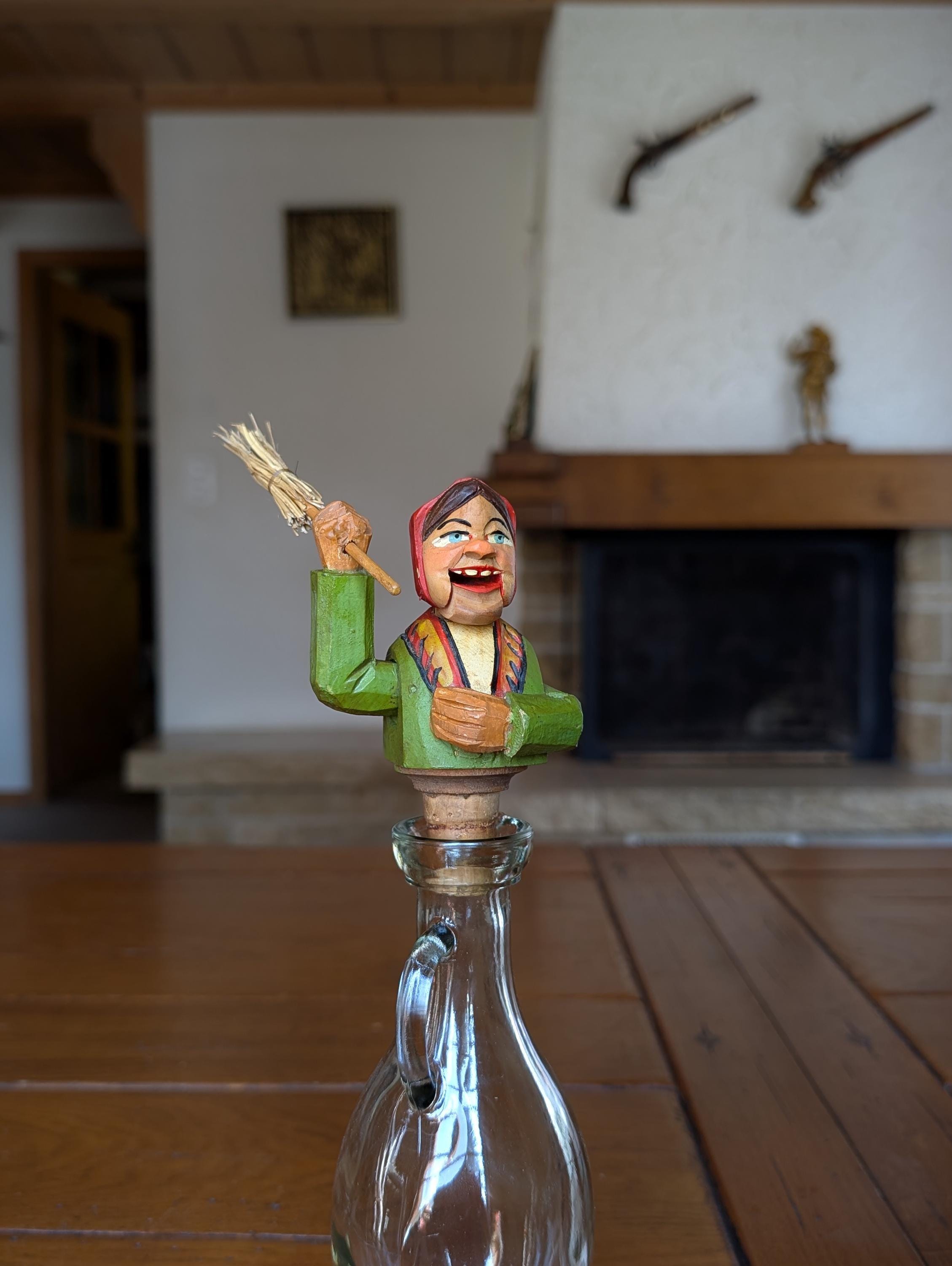 スイスの手彫り木製ワインストッパー：機械仕掛けのおばあちゃんの民芸