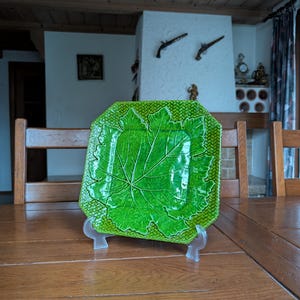 Bassano Majolica Costa large flat green square plate with grape leaf pattern and wicker basket, vintage 60&#39;s from Italy