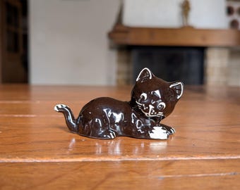 Figura de gato negro de cerámica suiza: Esmalte brillante, decoración vintage para estanterías.