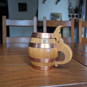 Vintage 60s oak wood barrel beer mug with lid and copper stripes as a gift for beer lovers