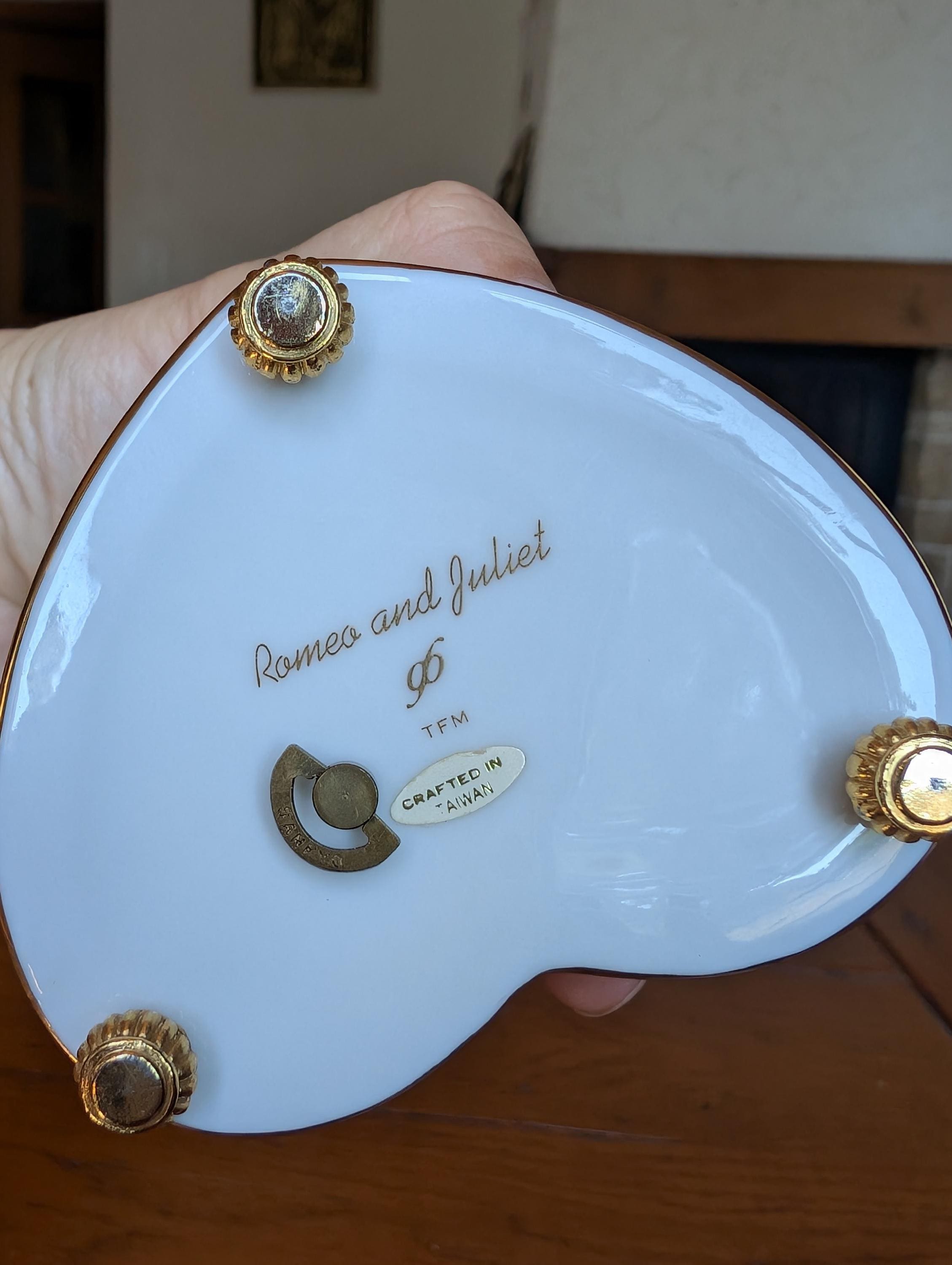 ファベルジェ磁器製オルゴール：ロミオとジュリエットのハート型記念品 