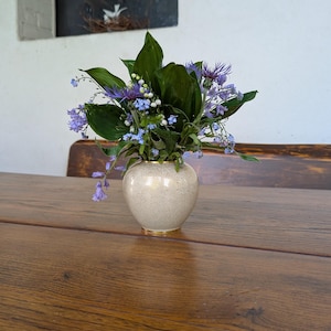 Tirschenreuth 1690 modern porcelain vase in beige with gold flecks from Bavaria for chic home decor or wedding table decoration