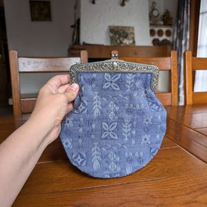 Vintage blue art deco fabric shoulder clutch handbag with metal frame from mid-century Europe for retro fashion accessory