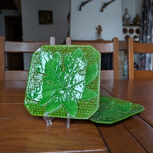 Bassano Majolica Costa vintage 60&#39;s set of 2 square flat plates fig leaf motif with woven green pattern from Italy