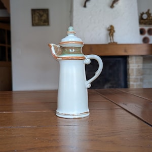 Tetera vintage Tirschenreuth, alta y estrecha, de color beige verdoso con tapa independiente, de mediados de siglo en Alemania Occidental, para servir como pieza de colección.