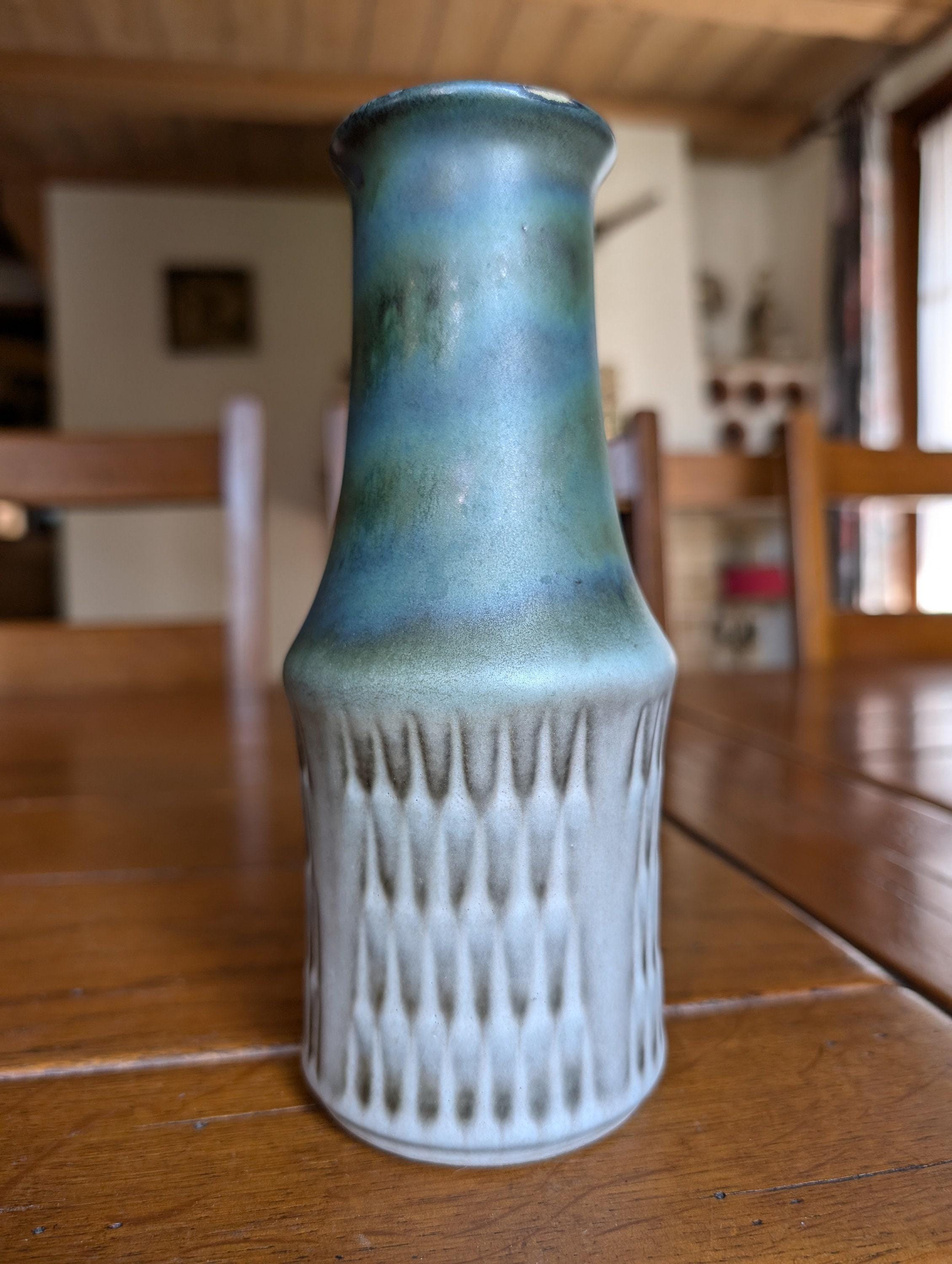 ミッドセンチュリーのインテリアに最適な、緑とグレーの釉薬を施した