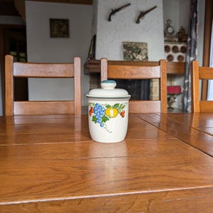 DDR 1L Vintage ceramic storage jar with lid in white with fruit motif and green rim storage for mid-century vintage kitchen from Germany