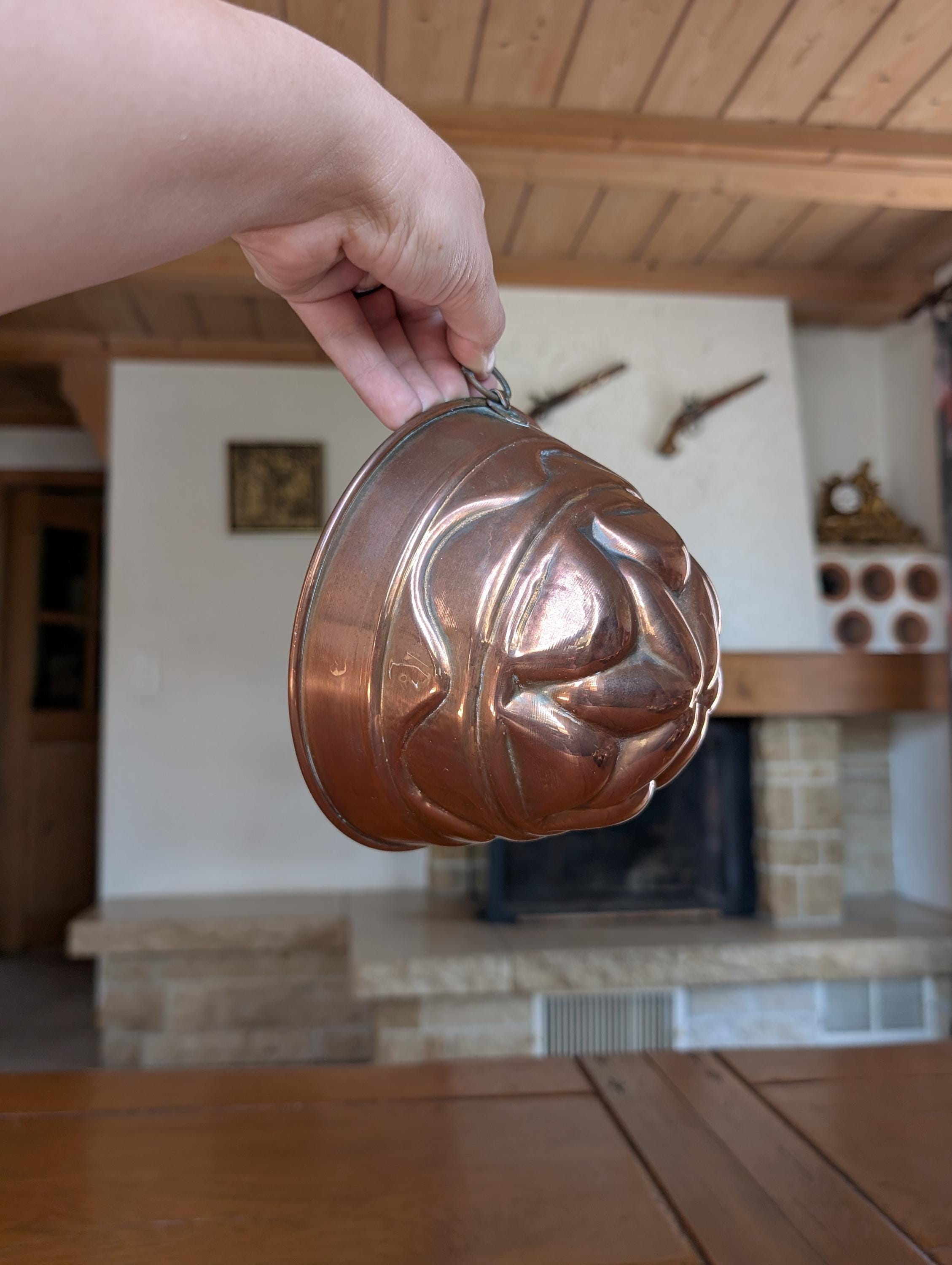 ヴィンテージ銅製ケーキ型：花柄の素朴なキッチンデコレーション