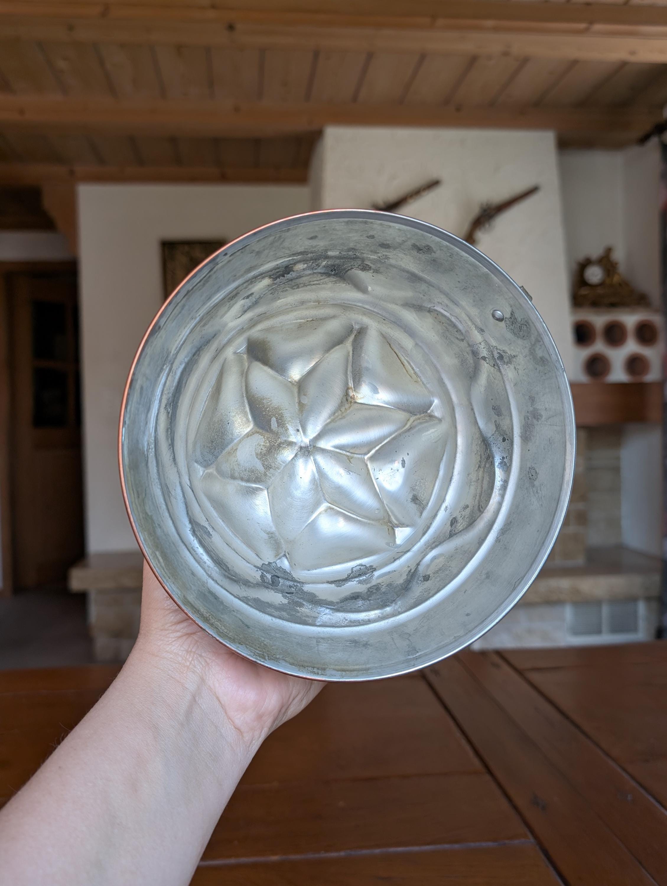 ヴィンテージ銅製ケーキ型：花柄の素朴なキッチンデコレーション