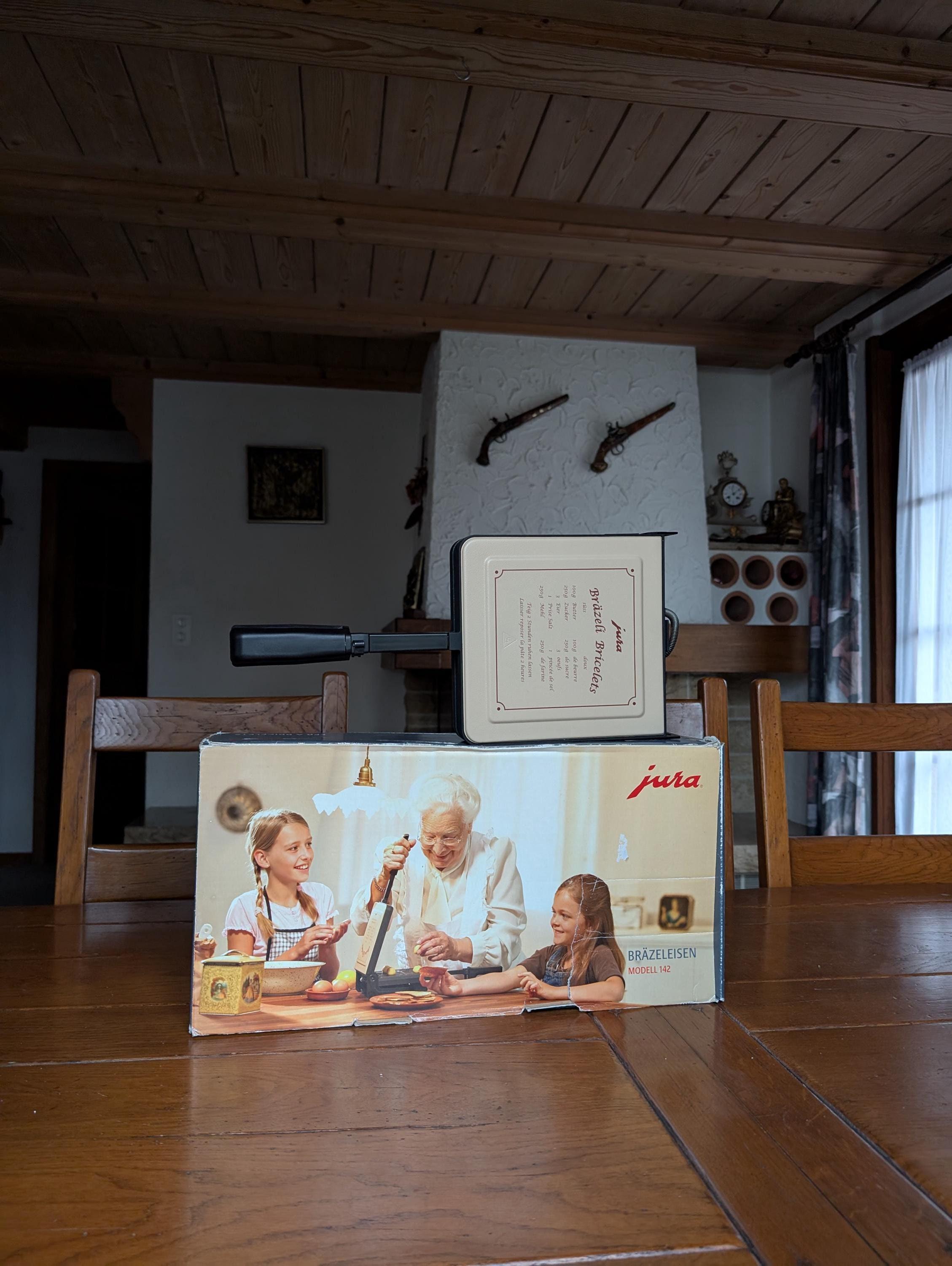 Jura Bräzeleisen Model 142 Vintage Swiss Brätzeli Waffle Iron With