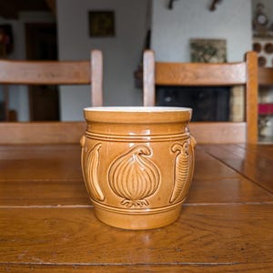 Strehla GDR 640 14 vintage 60&#39;s caramel colored ceramic kitchen onion storage pot from mid-century West Germany