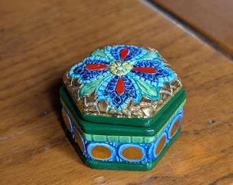 Caja hexagonal de porcelana italiana con diseño floral de mosaico en oro de 24 quilates