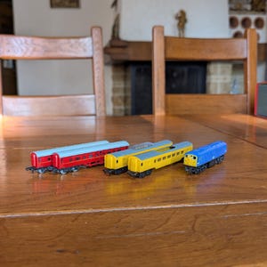 Lone Star 77 BR and 78 US passenger coaches with D5000 locomotive N/000 gauge die-cast train set from England for model railway collectors