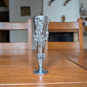 Vaso in ceramica in miniatura vintage con motivo a foglie e fiocchi in rilievo, ideale per la decorazione d&#39;interni classica o per esporre piccoli fiori.