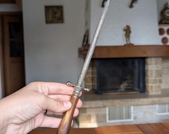 Afilador de cuchillos europeo vintage con mango de cuerno y protector de metal para uso en cocinas rústicas o decoración de casa de campo de chef.
