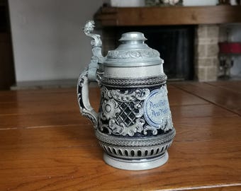 アンティークのドイツ製ビールジョッキ。陶器のマグカップ