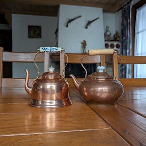 Vintage kopparvattenkokare med trä- och keramikhandtag, rustik köksinredning