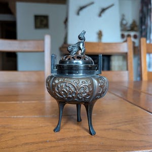 Kleine bronzen Chinese wierookbrander met gesneden patroon en beeldje van een wilde kat op het deksel