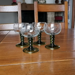 Traditional Roemer vintage set of 4 wine glasses from the 70s with engraved vine motif and green ribbed stems for elegant table decor