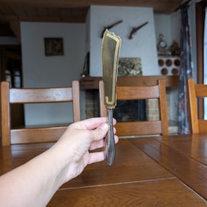 Vintage serving butter knife with gilded blade and decorative silver handle with branding 20, collectible cutlery for elegant table setting