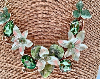 Flower necklace for women, Green flower necklace, green flower necklace, statement necklace, wedding jewelry for bride, Mothers Day