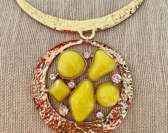 Yellow statement necklace, yellow geometric necklace, yellow Statement Necklace, yellow pendant, vintage look necklace, retro look necklace