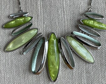 Green statement necklace, chunky necklace green, chunky necklace green silver, modern necklace for women, green necklace