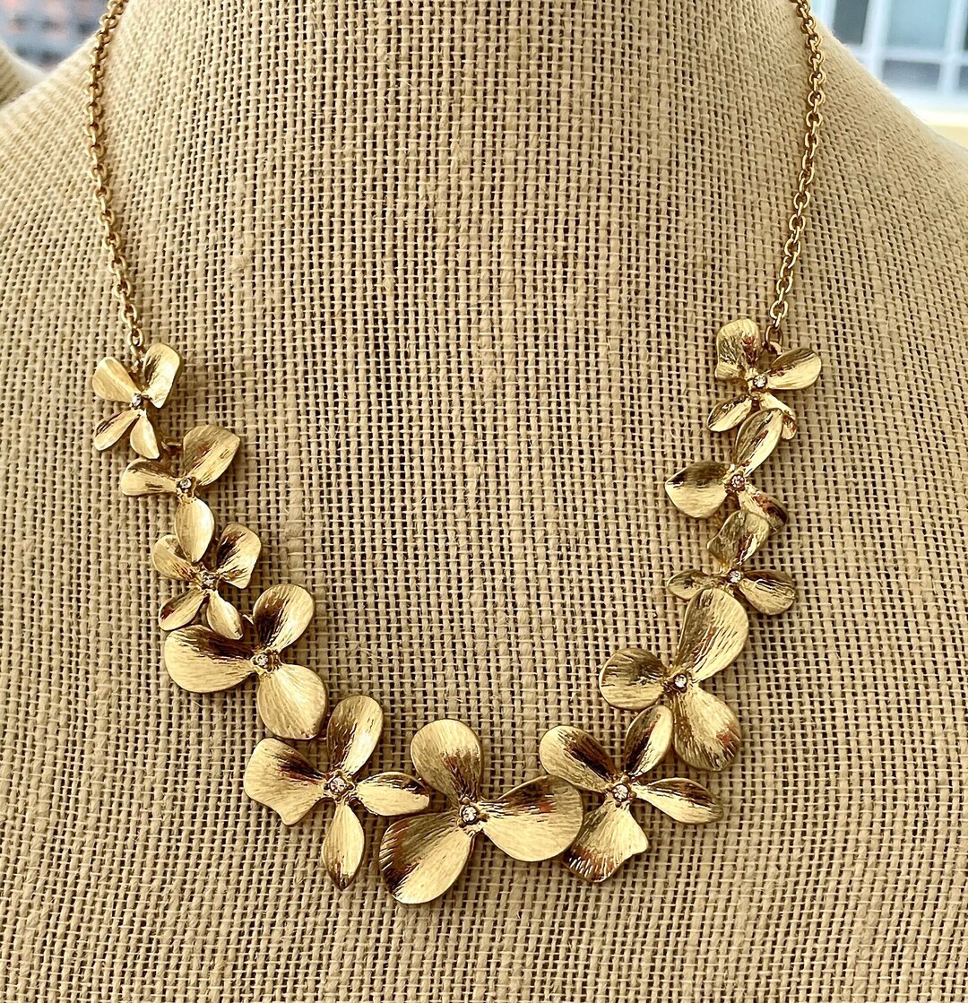 QUEEN OF CHARMS STATEMENT NECKLACE GOLD